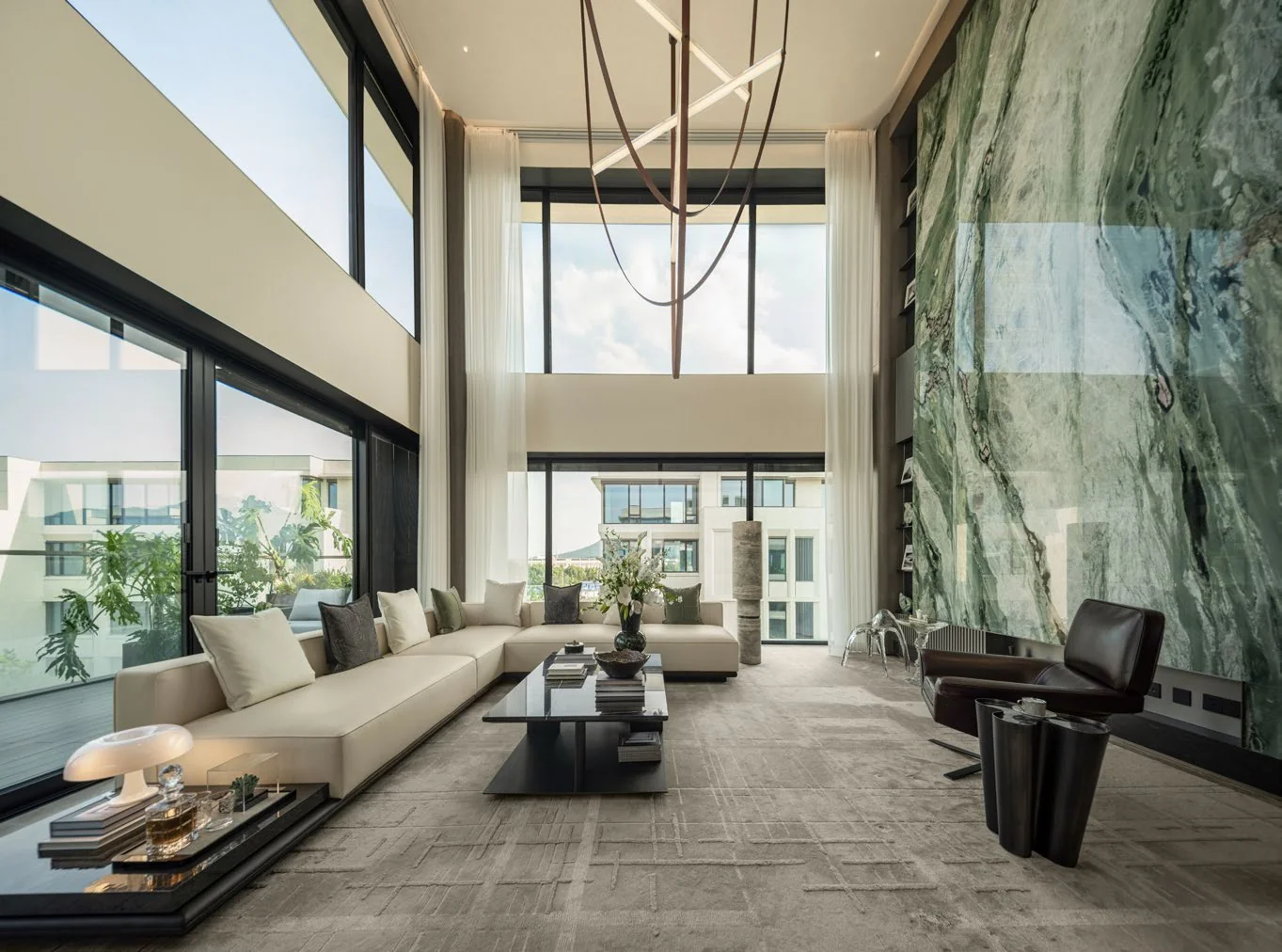 Wohnraum aus dem bereitgestellten Designarchiv mit Sofa, Sesseln und abgestimmten Materialien